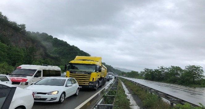 Karadeniz Sahil Yolu’nda iddetli ya ve heyelan ulam durdurdu