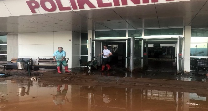 Giresun’da sağanak yağış sonrası hastaneyi su bastı