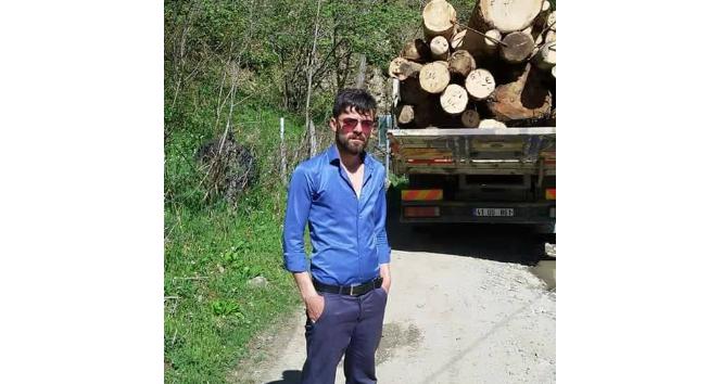 Tad tomruklarn altnda kalarak can verdi