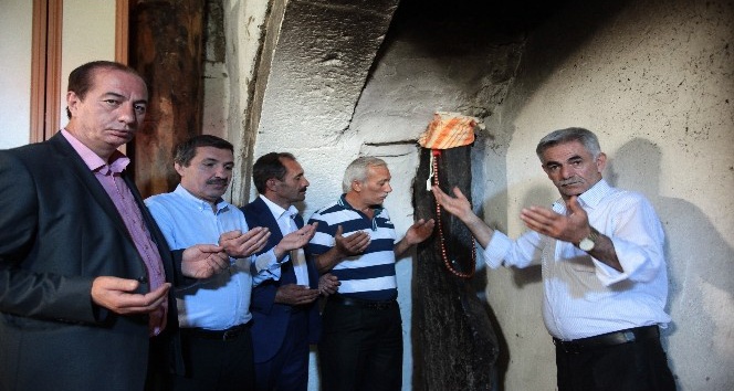 argan Baba’y anmak iin bir araya geldiler