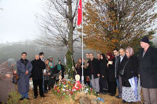 Yln Son Gnn Mezar Banda Geirdiler.