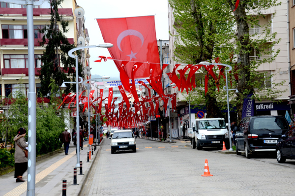 Espiye Bayraklarla Donatld
