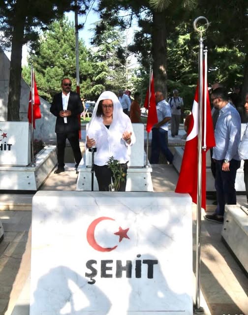 Büyük işleri yalnızca büyük milletler yapar.” 
   