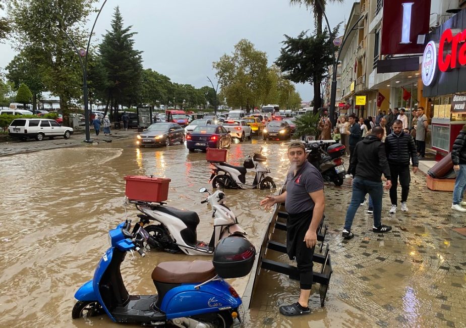 Giresun’da sağanak yağış hayatı felç etti